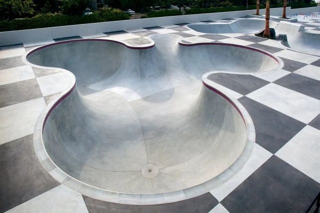 極限運(yùn)動滑板場地中像一個游泳池的叫什么？